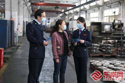 稅務人員宣傳稅費優惠政策 金孟光 攝